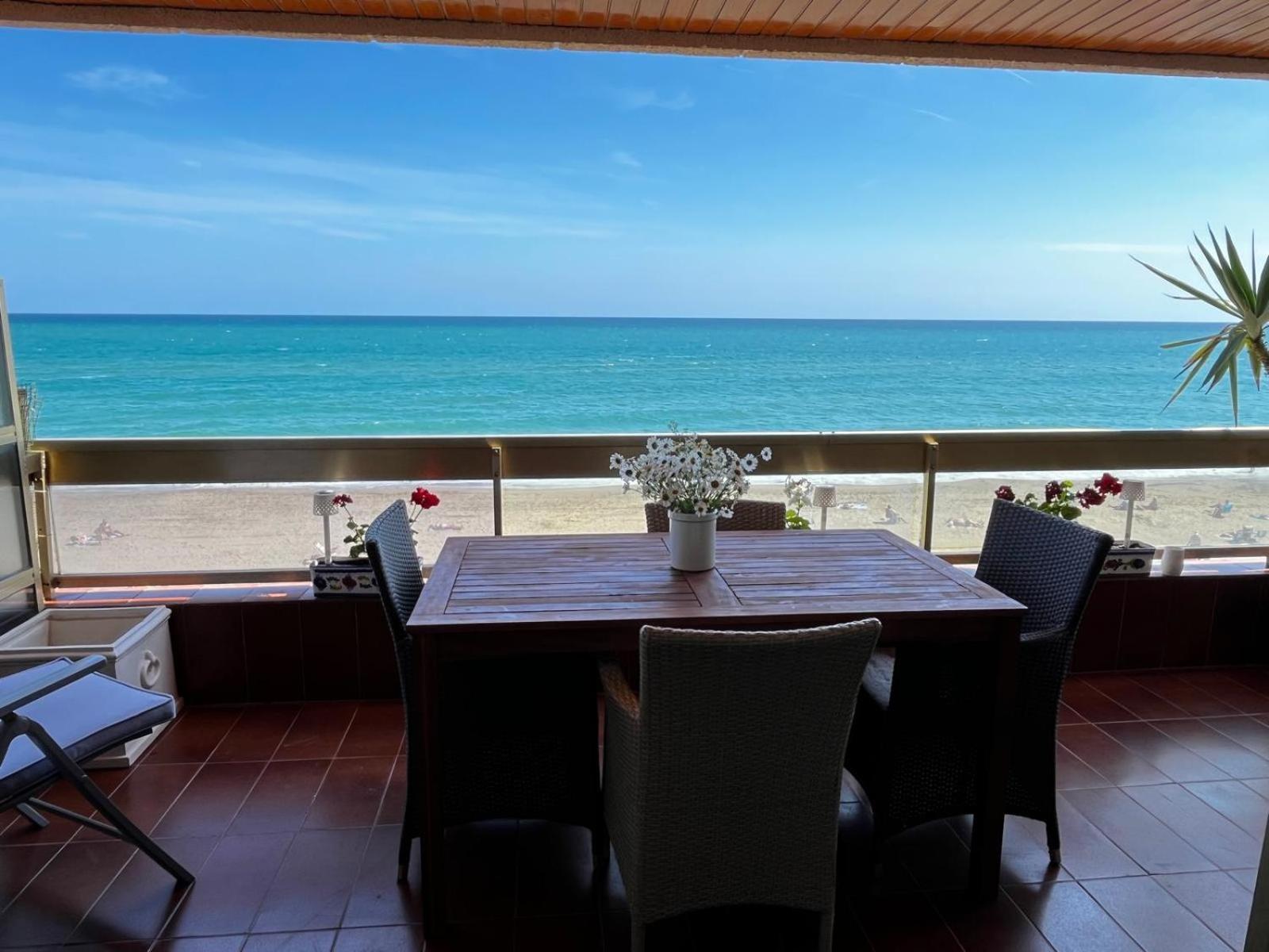 Acogedor Y Amplio Apartamento Familiar A Pie De Playa Калафел Екстериор снимка